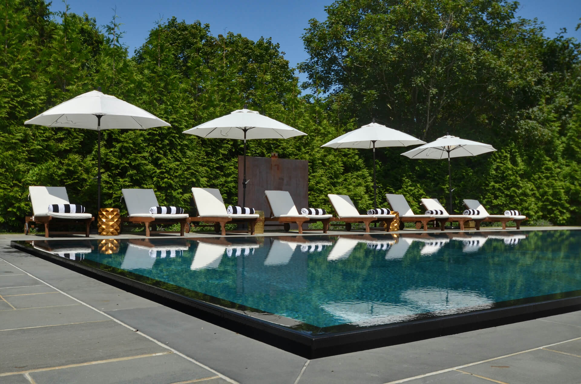Mirror-edged pool