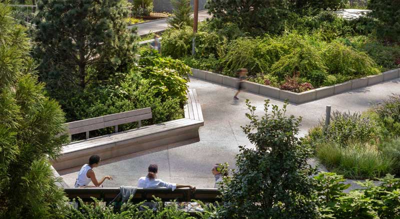 Lush greenery and benches at Waterline Square Park, NYC