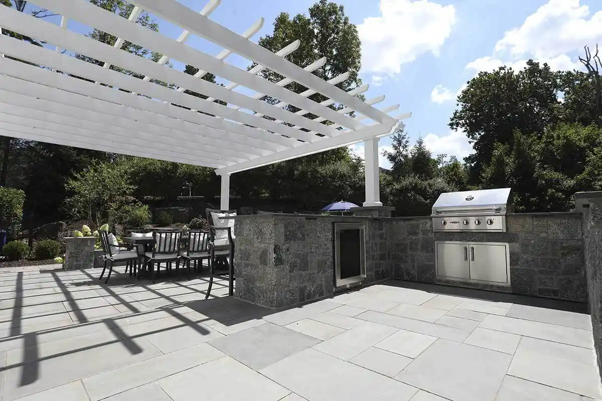 Outdoor Kitchen & Entertainment Features