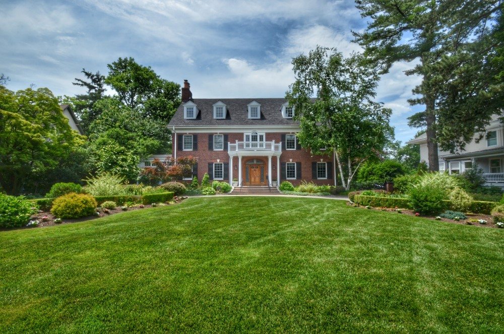 Beautiful Home With Nice Landscaping